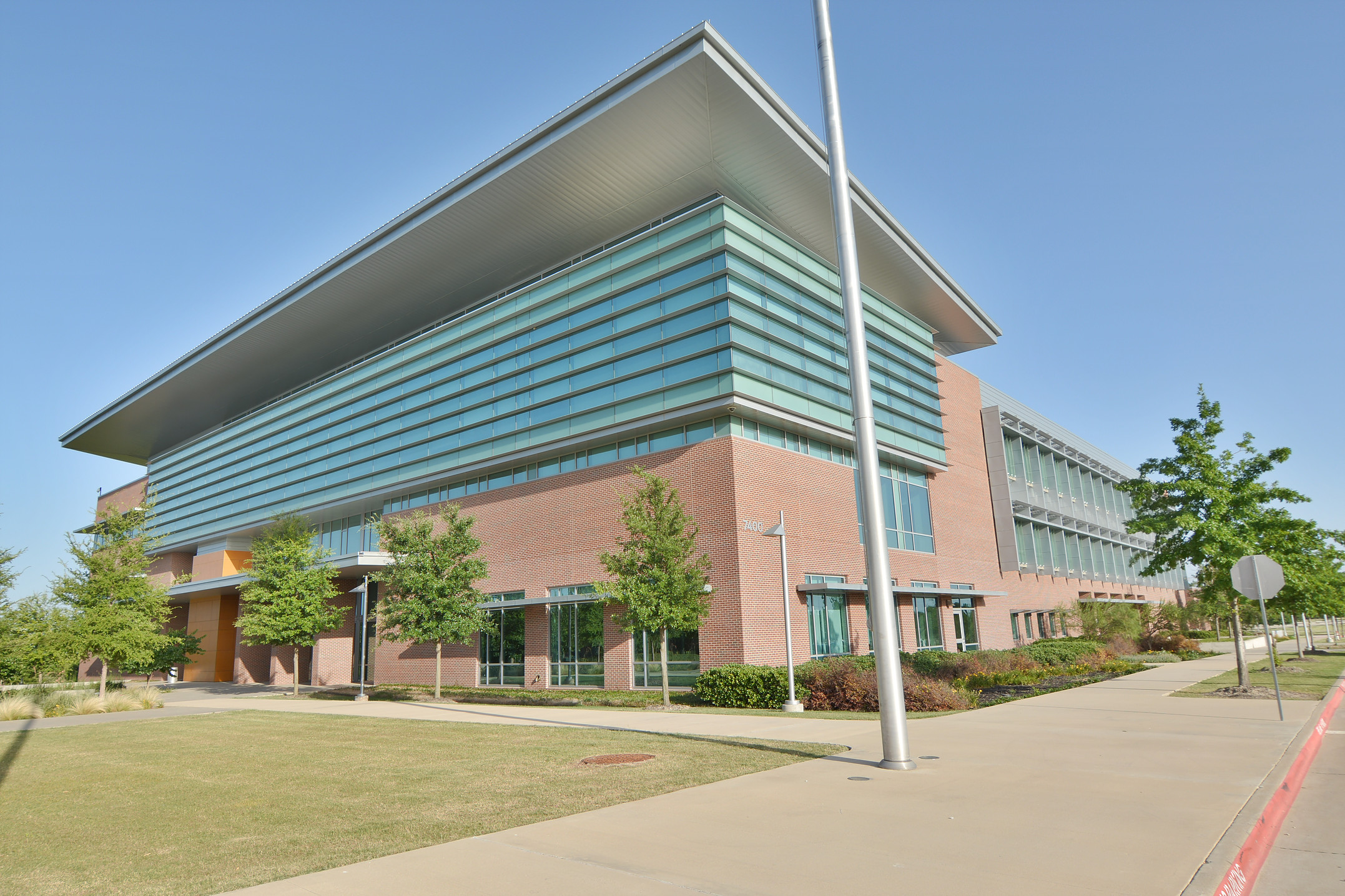 unt-dallas-campus-dgb-glass-inc